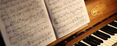 Piano met bladmuziek - Engelse muziek terminologie
